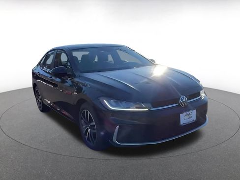 Used 2025 Volkswagen Jetta SE image 3