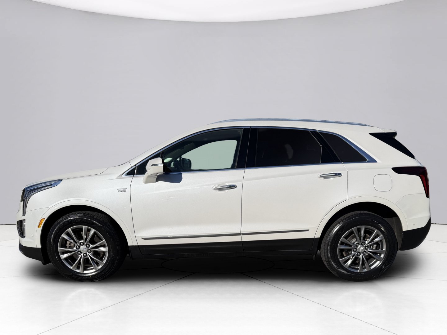 Used 2023 Cadillac XT5 Premium Luxury w/ Technology Package AWD/4WD image 2