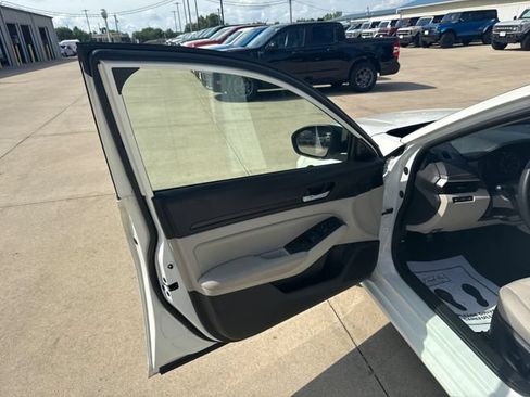 Used 2025 Nissan Altima 2.5 SV FWD image 21