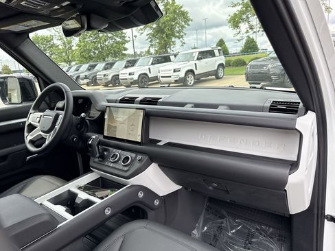 New 2025 Land Rover Defender 130 X-Dynamic SE AWD/4WD image 20