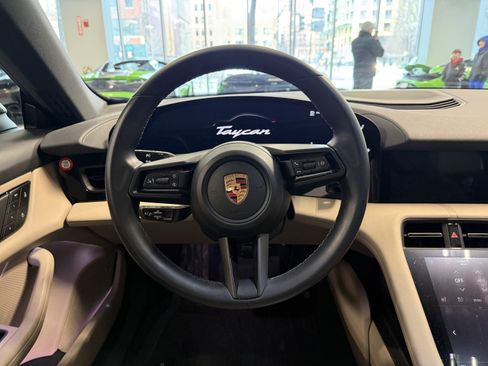 Used 2022 Porsche Taycan image 10