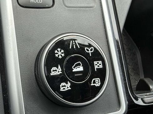 Used 2025 Nissan Pathfinder SV image 24