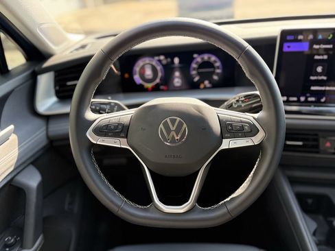 Used 2025 Volkswagen Tiguan SE FWD image 15