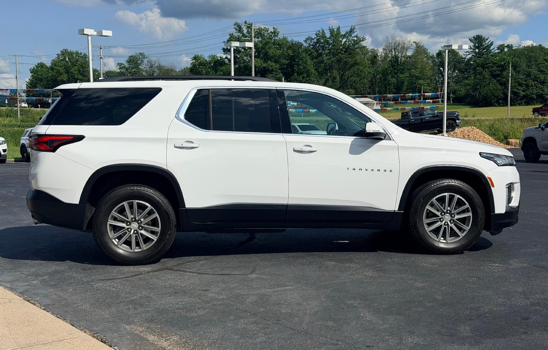 Used 2023 Chevrolet Traverse LT FWD image 4