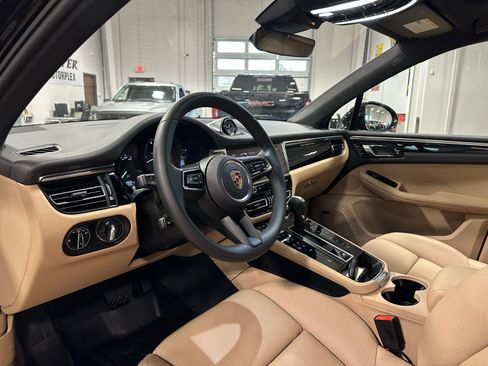 Used 2025 Porsche Macan image 15