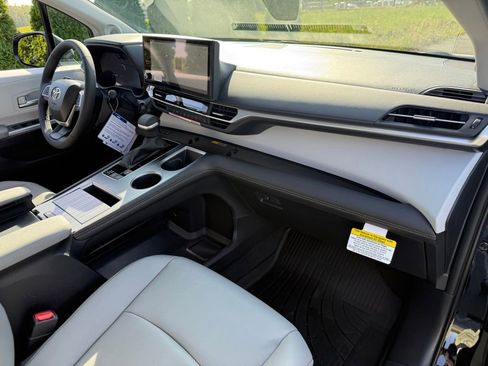 New 2026 Toyota Sienna XLE image 46