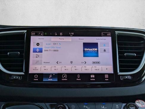 Used 2023 Chrysler Pacifica Touring-L image 13