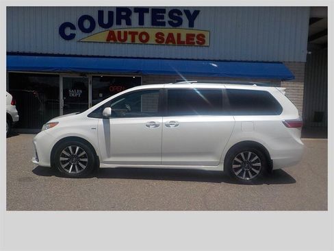 Used 2018 Toyota Sienna XLE Premium AWD/4WD image 3