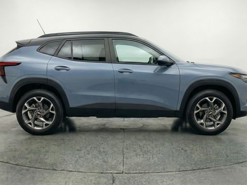Used 2025 Chevrolet Trax LT FWD image 11