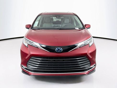 Used 2023 Toyota Sienna Limited FWD image 9