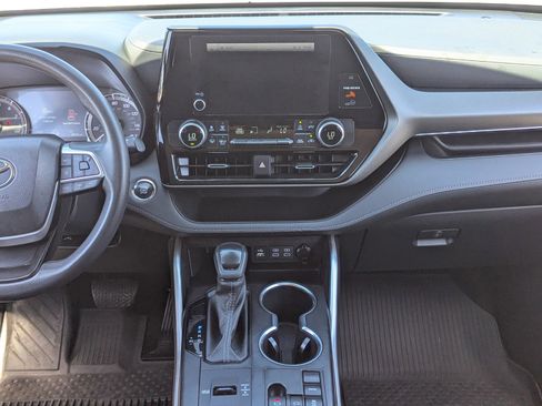 Used 2023 Toyota Highlander L FWD image 17
