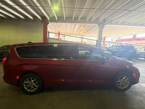 Used 2025 Chrysler Pacifica Select FWD image 7