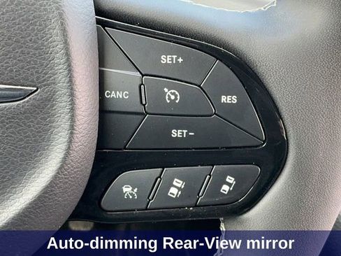 Used 2025 Chrysler Pacifica Limited image 36