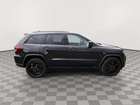 Used 2019 Jeep Grand Cherokee Laredo AWD/4WD image 4