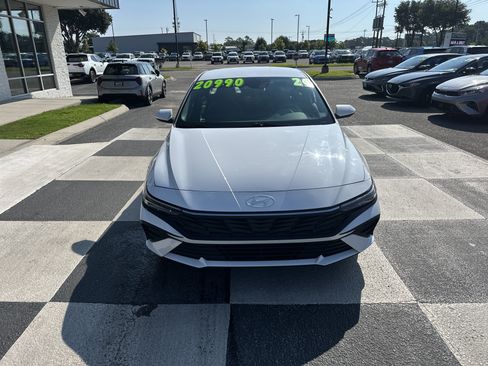 Used 2024 Hyundai Elantra SEL FWD image 2