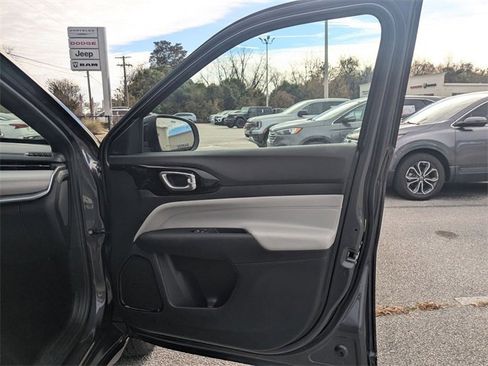 Used 2024 Jeep Compass Limited image 31