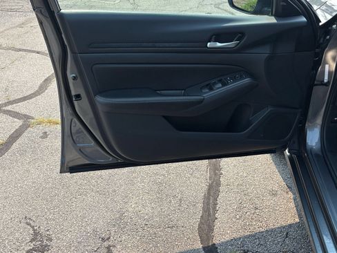 Used 2025 Nissan Altima 2.5 SV FWD image 18
