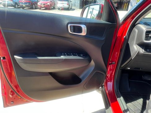 Used 2025 Hyundai Venue SE FWD image 12