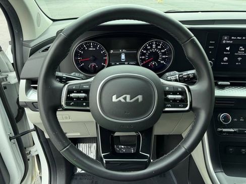 Used 2024 Kia Carnival LX FWD image 16
