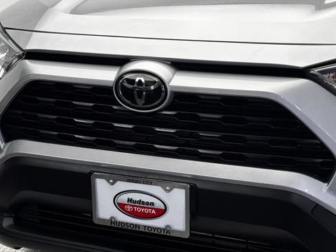 Used 2021 Toyota RAV4 XLE FWD image 2