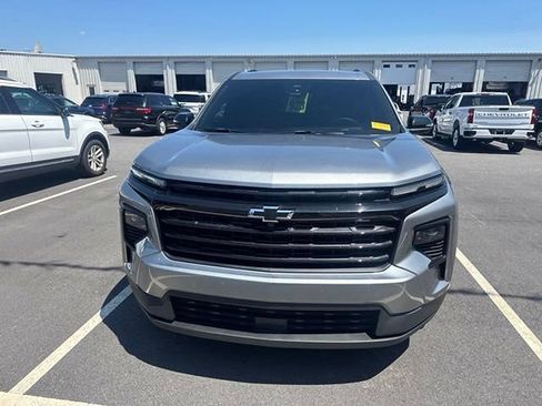 Used 2025 Chevrolet Traverse LT w/ Midnight/Sport Edition FWD image 2