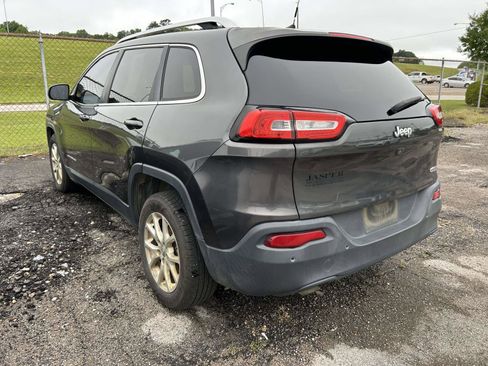 Used 2017 Jeep Cherokee Latitude w/ Comfort/Convenience Group FWD image 3