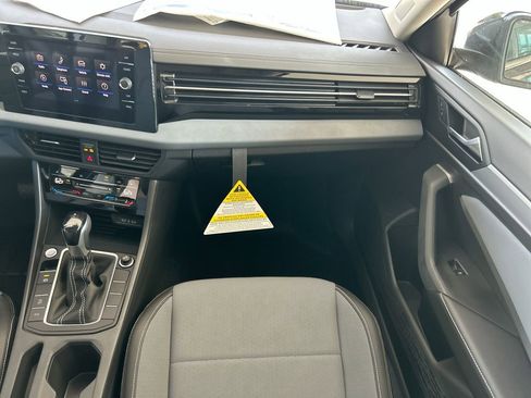 Certified 2025 Volkswagen Jetta SE w/ Sunroof Package image 40