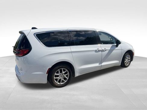 Used 2023 Chrysler Pacifica Touring-L FWD image 5