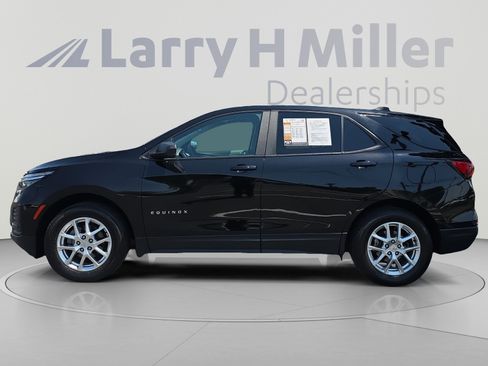 Used 2022 Chevrolet Equinox LS w/ LS Convenience Package AWD/4WD image 2