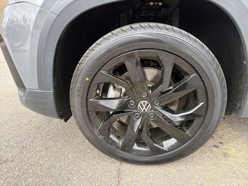 Used 2022 Volkswagen Taos SE w/ Panoramic Sunroof Package image 11