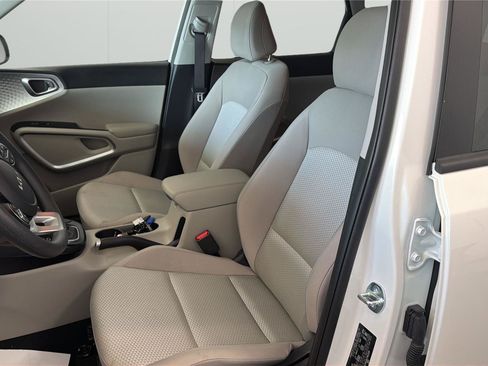 Used 2025 Kia Soul LX w/ LX Technology Package FWD image 10