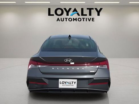 Used 2025 Hyundai Elantra Blue image 4