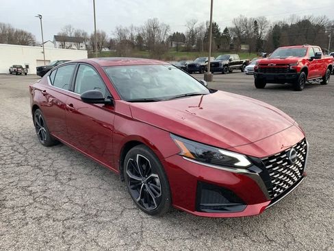 Used 2023 Nissan Altima 2.5 SR w/ SR Premium Package image 7