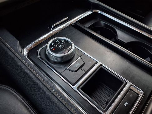 Used 2023 Ford Expedition XLT image 18