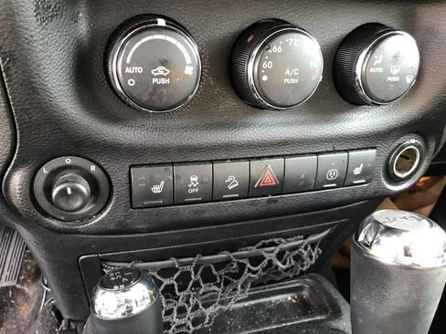 Used 2016 Jeep Wrangler Unlimited Rubicon w/ Connectivity Group image 10