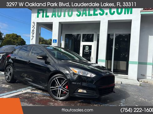 Used 2018 Ford Focus ST image 2