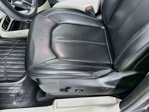 Used 2020 Chrysler Voyager Lxi FWD image 19