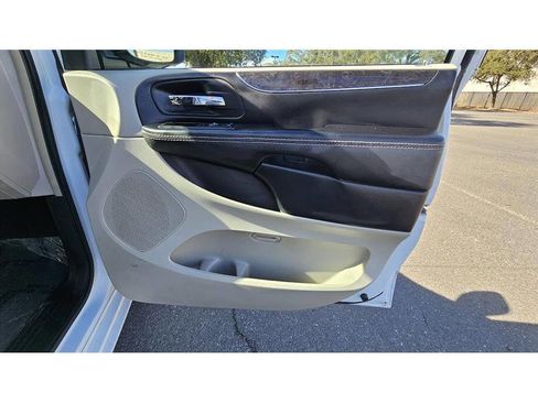 Used 2015 Chrysler Town & Country Touring image 38