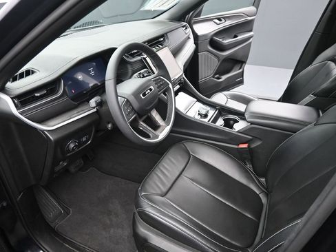 Used 2024 Jeep Grand Cherokee Limited w/ Luxury Tech Group II image 9