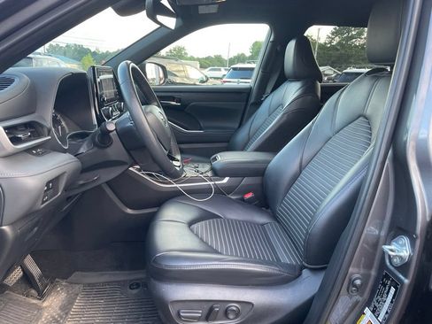 Used 2024 Toyota Highlander XSE FWD image 14