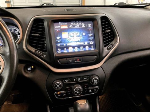 Used 2018 Jeep Cherokee Limited AWD/4WD image 7