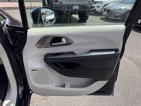Used 2017 Chrysler Pacifica Limited FWD image 32
