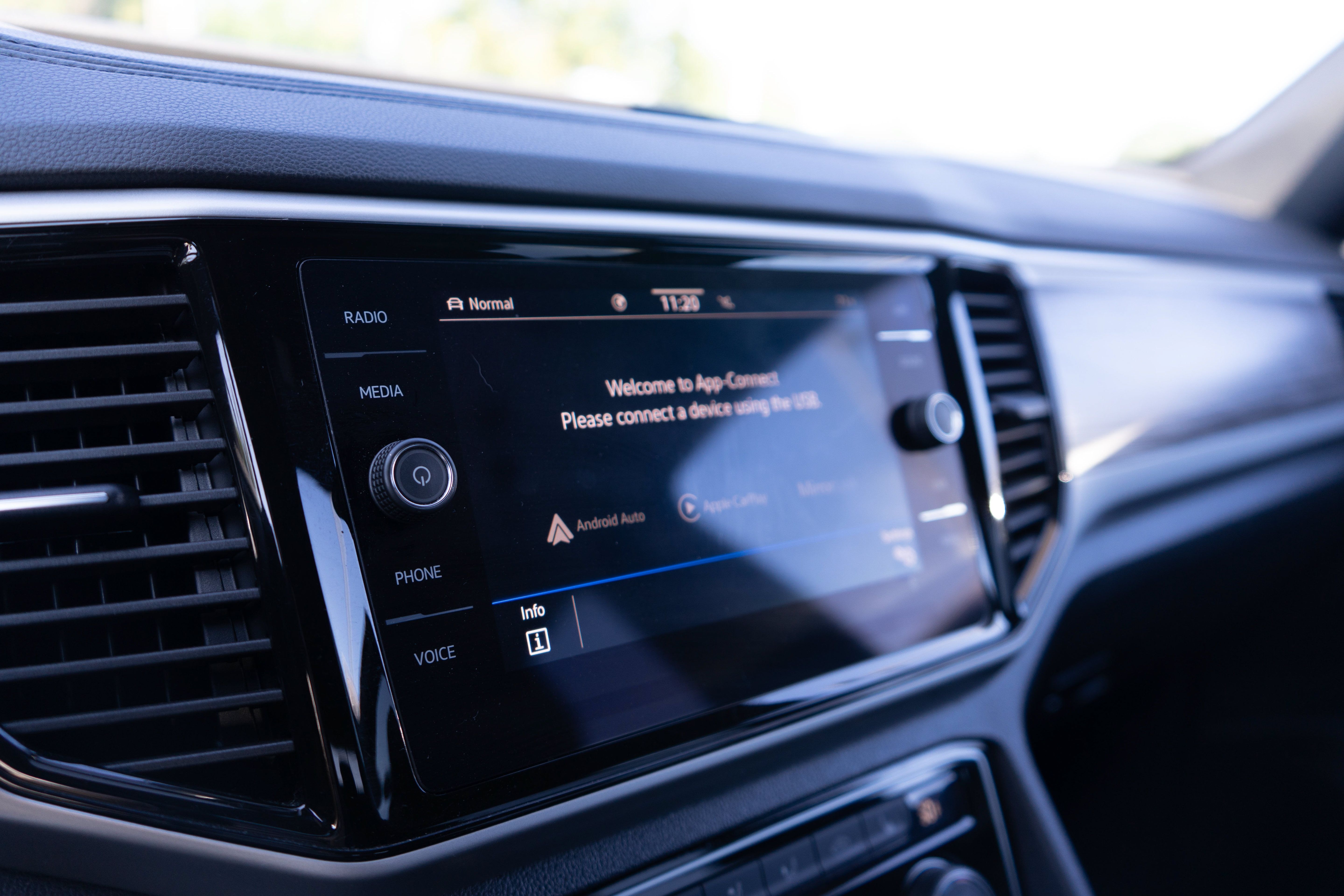 Certified 2023 Volkswagen Atlas Cross Sport SE w/ Panoramic Sunroof Package AWD/4WD image 20