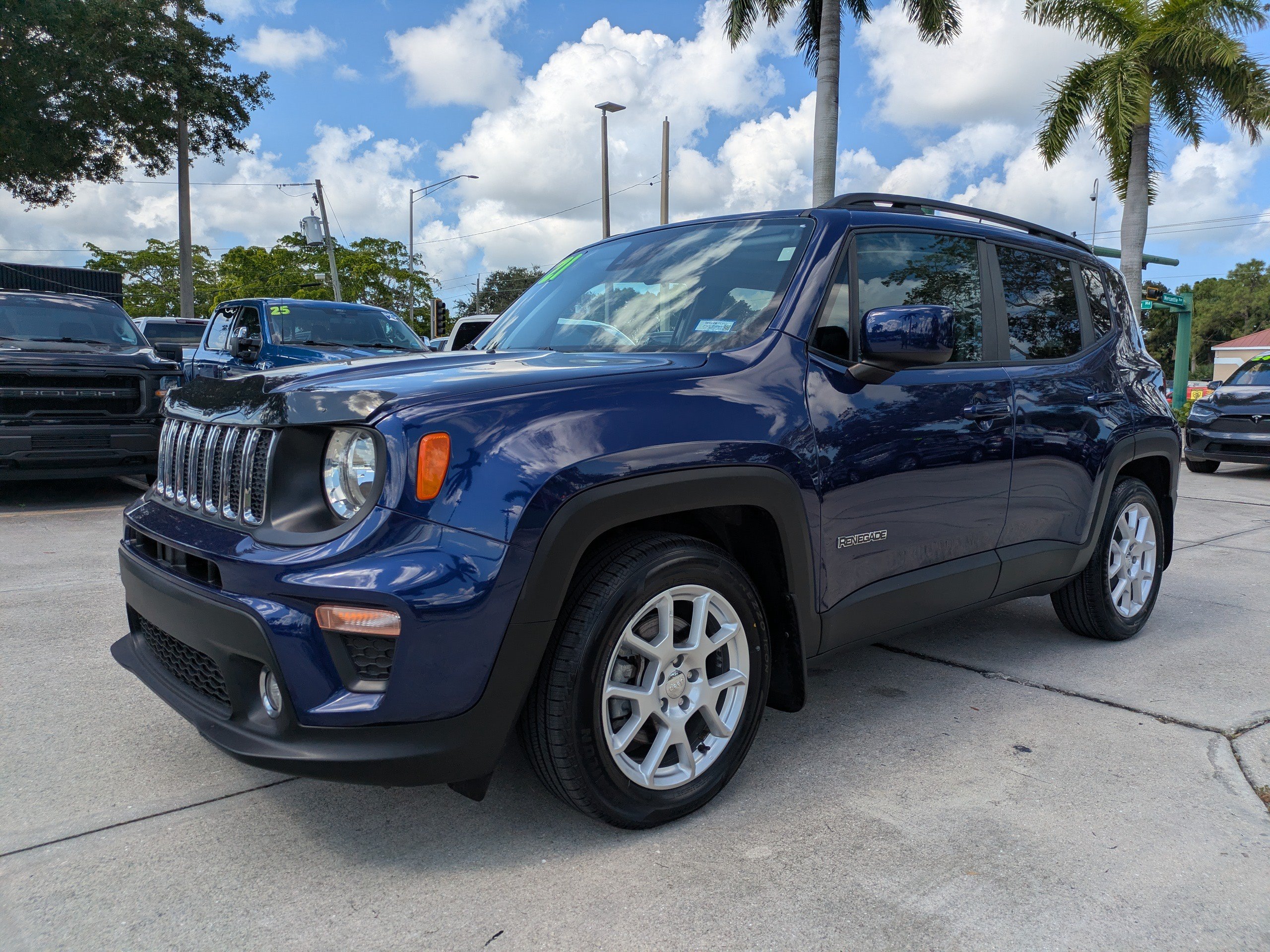Used 2021 Jeep Renegade Latitude w/ Sun & Sound Group FWD image 7