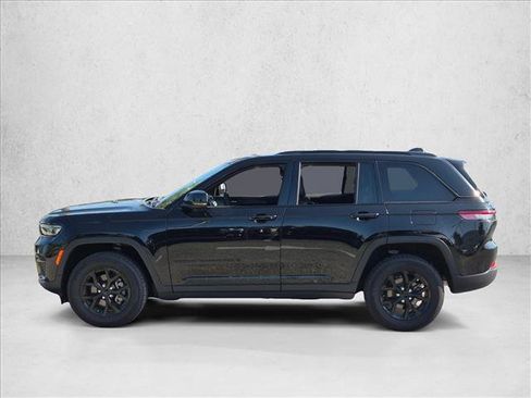 Used 2025 Jeep Grand Cherokee Altitude RWD image 8