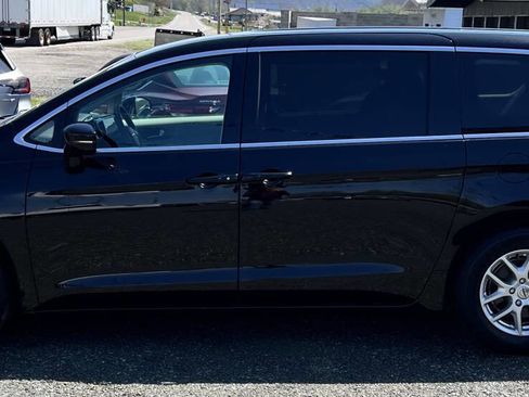 Used 2024 Chrysler Pacifica Touring-L image 12