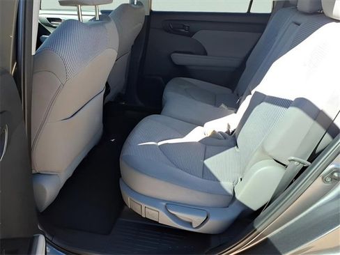 Used 2023 Toyota Highlander L image 18