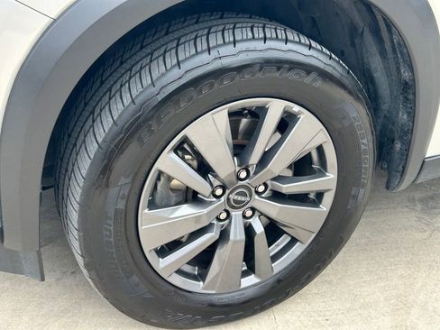 Used 2024 Nissan Pathfinder SV image 9