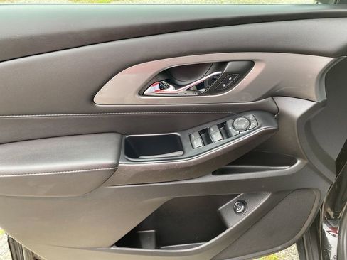Used 2023 Chevrolet Traverse LT image 11