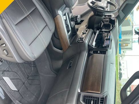 Used 2023 Chevrolet Silverado 1500 High Country w/ High Country Premium Package AWD/4WD image 19